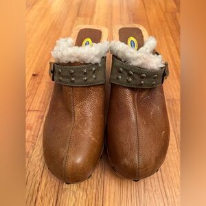 Dr. Scholl’s Leather  Mules Clogs With Fur Trim Very Stylish Size 10M Top Gun